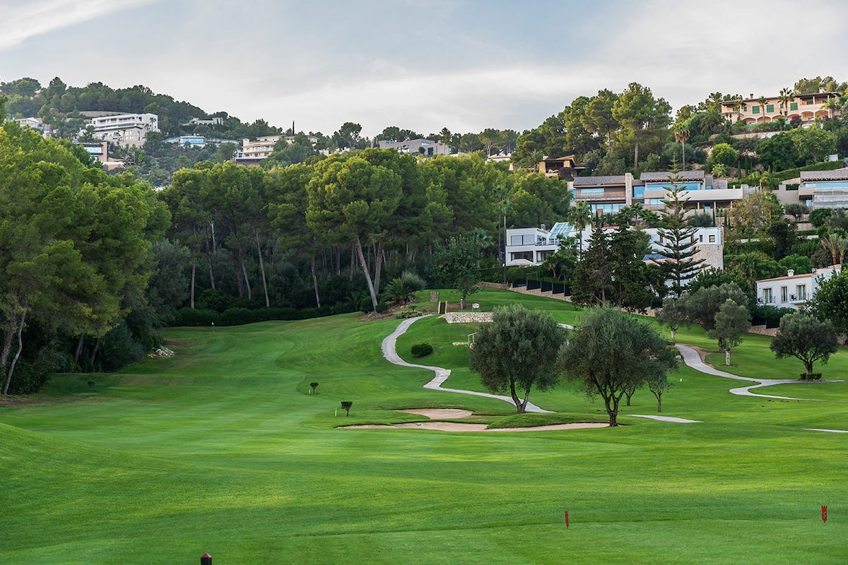 Fairway mit geschwungenem Cartweg und Villen am Hang – Arabella Golf Son Vida, Mallorca